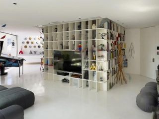 Compra apartamento mobiliado com 2 quartos, closet e varanda gourmet.
