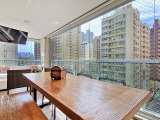 Apartamento mobiliado com 4 suítes, varanda, piscina e churrasqueira no condomínio. Ideal para comprar.