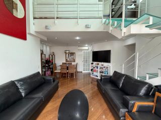 Venda de apartamento na Vila Mariana, 4 quartos, 1 suíte, quintal, mobiliado, aceita animais.