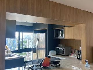 Apartamento mobiliado com 3 suítes e varanda, churrasqueira e piscina no condomínio. Ideal para comprar.