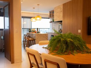 Apartamento mobiliado no Itaim Bibi com 2 suítes e varanda. Ideal para compra.