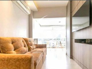 Venda de apartamento mobiliado em Pinheiros com 2 quartos, 1 suíte e varanda.