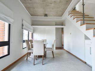 Comprar apartamento com 2 quartos, varanda e piscina no condomínio.