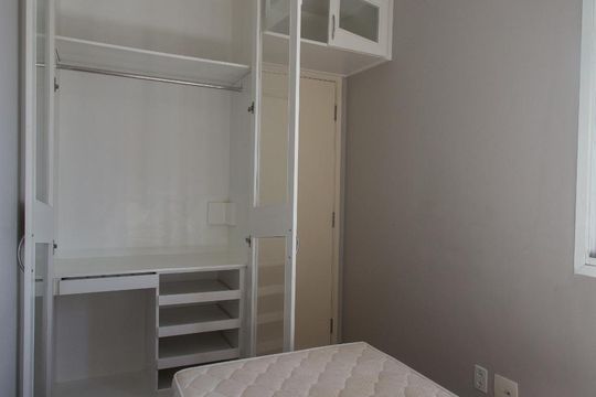 Compra apartamento mobiliado na Bela Vista com 3 quartos, churrasqueira e piscina no condomínio. — Quarto I