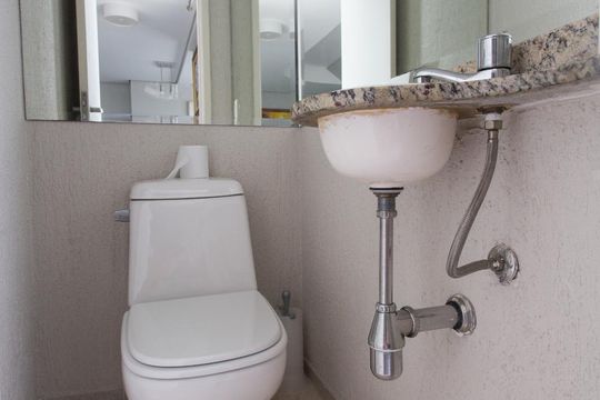 Compra apartamento mobiliado na Bela Vista com 3 quartos, churrasqueira e piscina no condomínio. — Lavabo