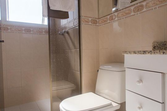Compra apartamento mobiliado na Bela Vista com 3 quartos, churrasqueira e piscina no condomínio. — Banheiro