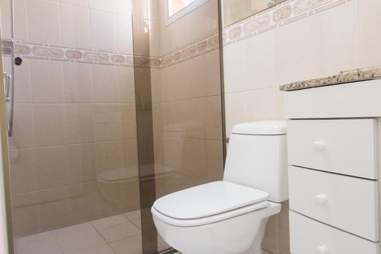 Compra apartamento mobiliado na Bela Vista com 3 quartos, churrasqueira e piscina no condomínio. — Banheiro