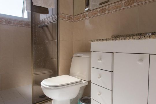 Compra apartamento mobiliado na Bela Vista com 3 quartos, churrasqueira e piscina no condomínio. — Banheiro Suíte