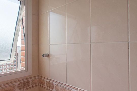 Compra apartamento mobiliado na Bela Vista com 3 quartos, churrasqueira e piscina no condomínio. — Banheiro Suíte