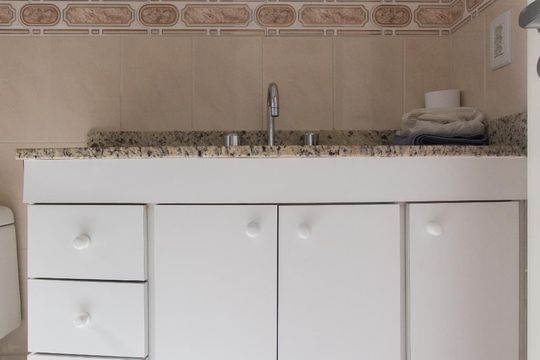 Compra apartamento mobiliado na Bela Vista com 3 quartos, churrasqueira e piscina no condomínio. — Banheiro Suíte