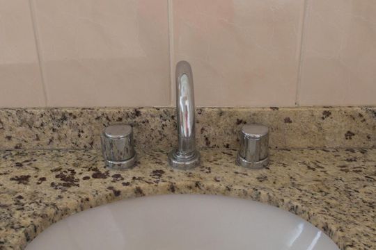 Compra apartamento mobiliado na Bela Vista com 3 quartos, churrasqueira e piscina no condomínio. — Banheiro