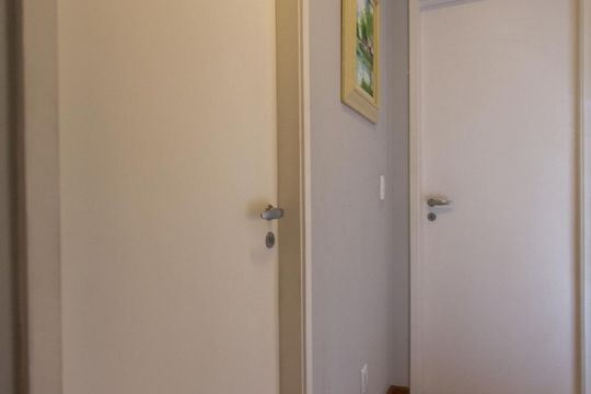 Compra apartamento mobiliado na Bela Vista com 3 quartos, churrasqueira e piscina no condomínio. — Corredor