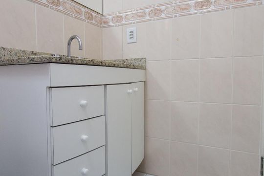 Compra apartamento mobiliado na Bela Vista com 3 quartos, churrasqueira e piscina no condomínio. — Banheiro