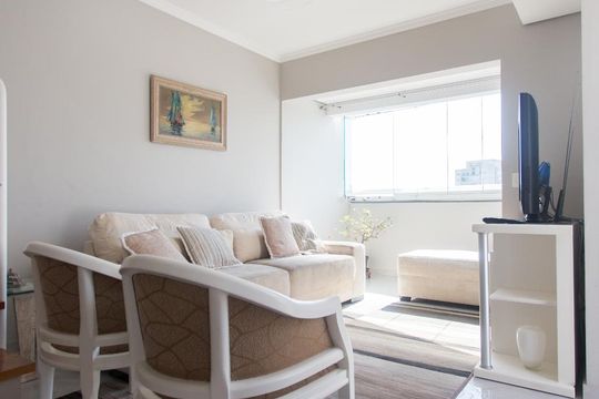 Compra apartamento mobiliado na Bela Vista com 3 quartos, churrasqueira e piscina no condomínio. — Sala