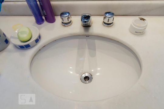 Comprar apartamento no Parque Colonial com 3 quartos, churrasqueira e piscina no condomínio. — Banheiro da suíte