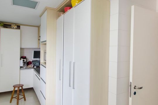 Comprar apartamento no Parque Colonial com 3 quartos, churrasqueira e piscina no condomínio. — Cozinha