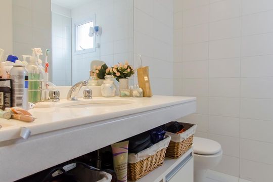 Comprar apartamento no Parque Colonial com 3 quartos, churrasqueira e piscina no condomínio. — Banheiro da suíte 2