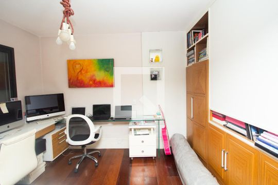 Apartamento no Itaim Bibi com 4 quartos, varanda e piscina. Excelente compra! — Escritório