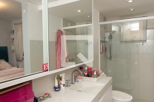 Apartamento no Itaim Bibi com 4 quartos, varanda e piscina. Excelente compra! — Banheiro da Suíte 2