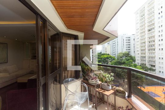 Apartamento no Itaim Bibi com 4 quartos, varanda e piscina. Excelente compra! — Varanda da Sala