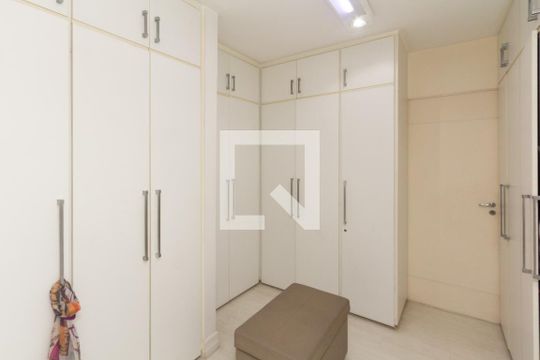 Apartamento no Itaim Bibi com 4 quartos, varanda e piscina. Excelente compra! — Suíte 1 closet