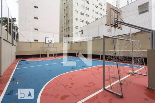 Apartamento no Itaim Bibi com 4 quartos, varanda e piscina. Excelente compra! — Área comum - Quadra Esportiva