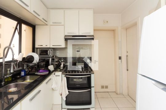 Apartamento no Itaim Bibi com 4 quartos, varanda e piscina. Excelente compra! — Cozinha