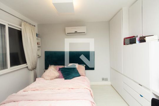 Apartamento no Itaim Bibi com 4 quartos, varanda e piscina. Excelente compra! — Suíte 2