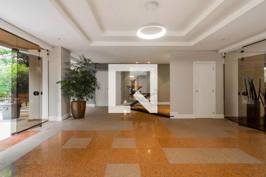 Apartamento no Itaim Bibi com 4 quartos, varanda e piscina. Excelente compra! — Área comum - Hall social