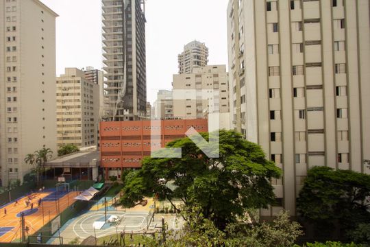 Apartamento no Itaim Bibi com 4 quartos, varanda e piscina. Excelente compra! — Vista