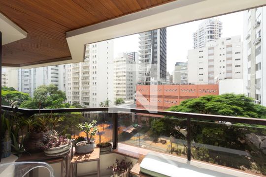 Apartamento no Itaim Bibi com 4 quartos, varanda e piscina. Excelente compra! — Varanda da Sala