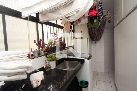 Apartamento no Itaim Bibi com 4 quartos, varanda e piscina. Excelente compra! — Área de Serviço