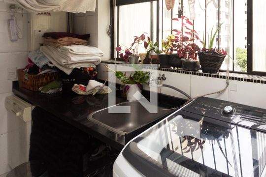Apartamento no Itaim Bibi com 4 quartos, varanda e piscina. Excelente compra! — Área de Serviço