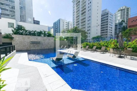 Apartamento no Itaim Bibi com 4 quartos, varanda e piscina. Excelente compra! — Área comum - Piscina