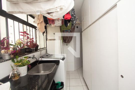 Apartamento no Itaim Bibi com 4 quartos, varanda e piscina. Excelente compra! — Área de Serviço