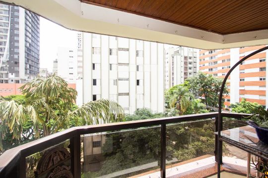 Apartamento no Itaim Bibi com 4 quartos, varanda e piscina. Excelente compra! — Suíte 1