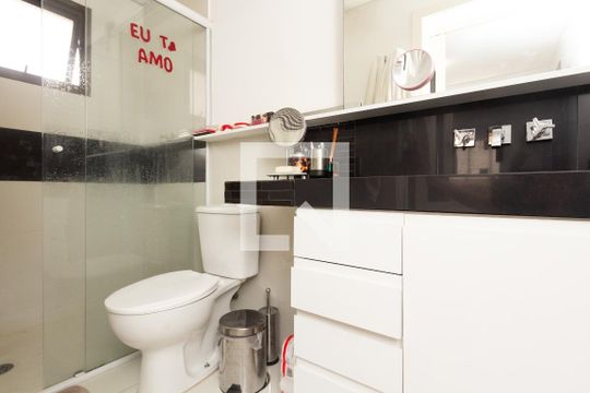Apartamento no Itaim Bibi com 4 quartos, varanda e piscina. Excelente compra! — Banheiro da Suíte 1