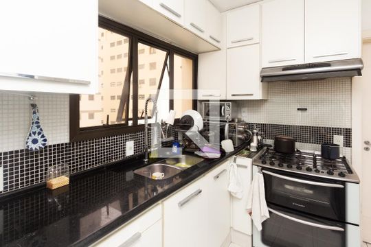 Apartamento no Itaim Bibi com 4 quartos, varanda e piscina. Excelente compra! — Cozinha