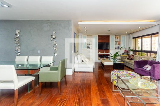 Apartamento no Itaim Bibi com 4 quartos, varanda e piscina. Excelente compra! — Sala