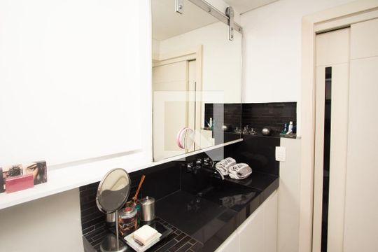 Apartamento no Itaim Bibi com 4 quartos, varanda e piscina. Excelente compra! — Banheiro da Suíte 1