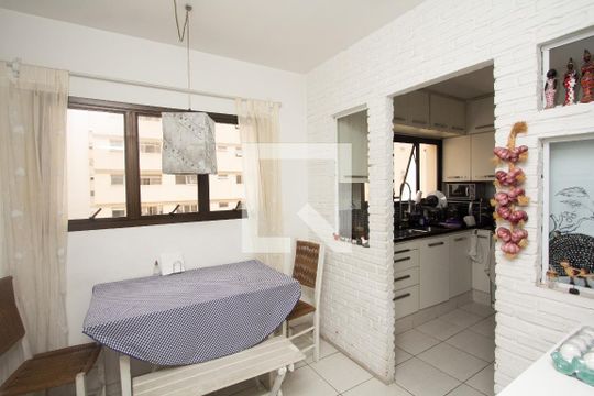 Apartamento no Itaim Bibi com 4 quartos, varanda e piscina. Excelente compra! — Cozinha