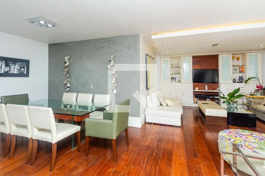 Apartamento no Itaim Bibi com 4 quartos, varanda e piscina. Excelente compra! — Sala