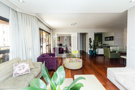 Apartamento no Itaim Bibi com 4 quartos, varanda e piscina. Excelente compra! — Sala