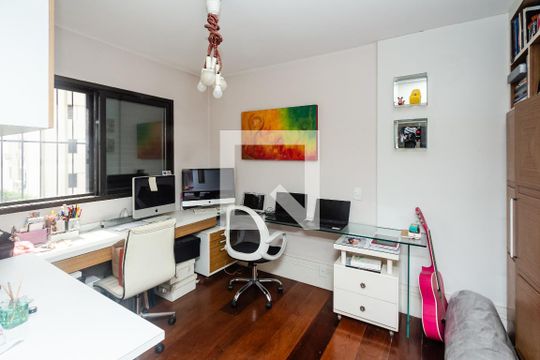 Apartamento no Itaim Bibi com 4 quartos, varanda e piscina. Excelente compra! — Escritório