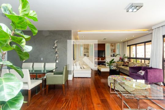 Apartamento no Itaim Bibi com 4 quartos, varanda e piscina. Excelente compra! — Sala
