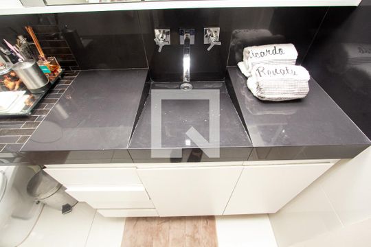 Apartamento no Itaim Bibi com 4 quartos, varanda e piscina. Excelente compra! — Banheiro da Suíte 1