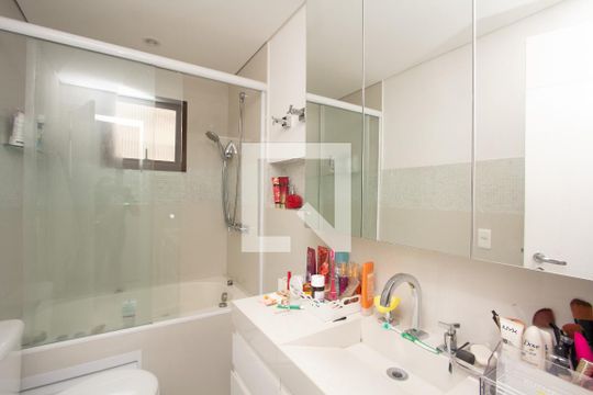Apartamento no Itaim Bibi com 4 quartos, varanda e piscina. Excelente compra! — Banheiro