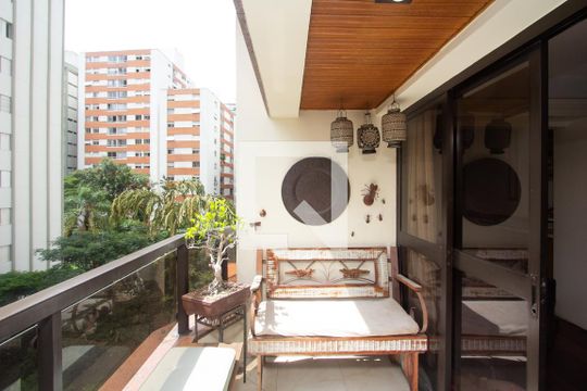Apartamento no Itaim Bibi com 4 quartos, varanda e piscina. Excelente compra! — Varanda da Sala