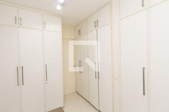 Apartamento no Itaim Bibi com 4 quartos, varanda e piscina. Excelente compra! — Suíte 1 closet