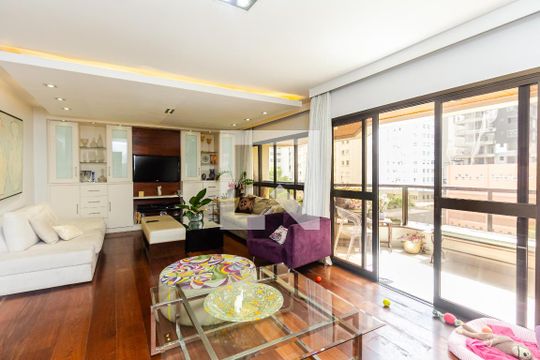 Apartamento no Itaim Bibi com 4 quartos, varanda e piscina. Excelente compra! — Sala